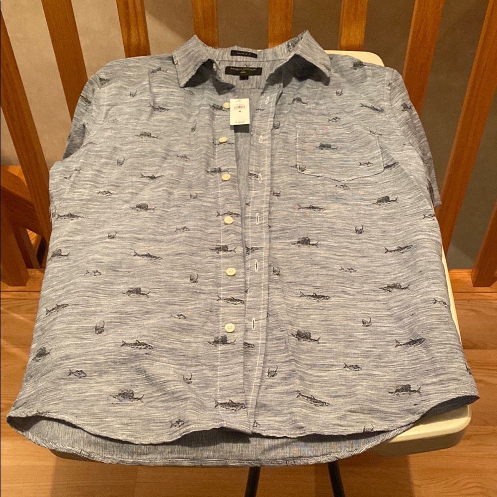 *New* Banana Republic button down short sleeve shirt Size:M Color: Navy w/print